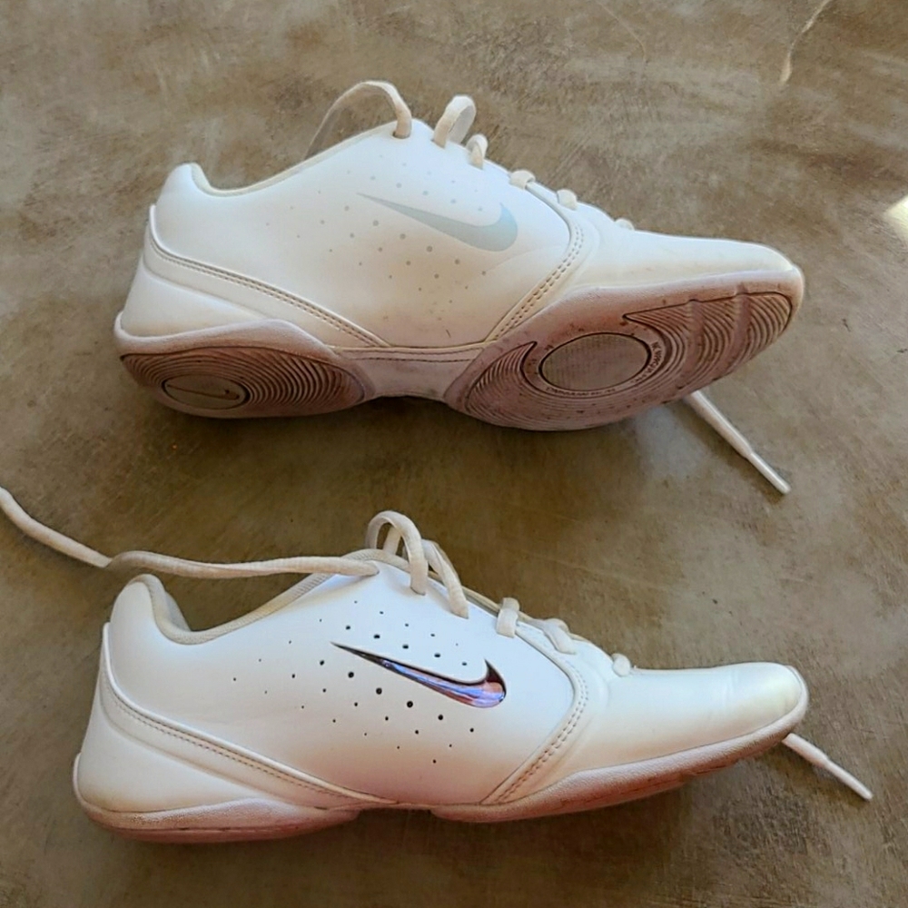 Sz 6 white cheer tennis shoes w changeable swish